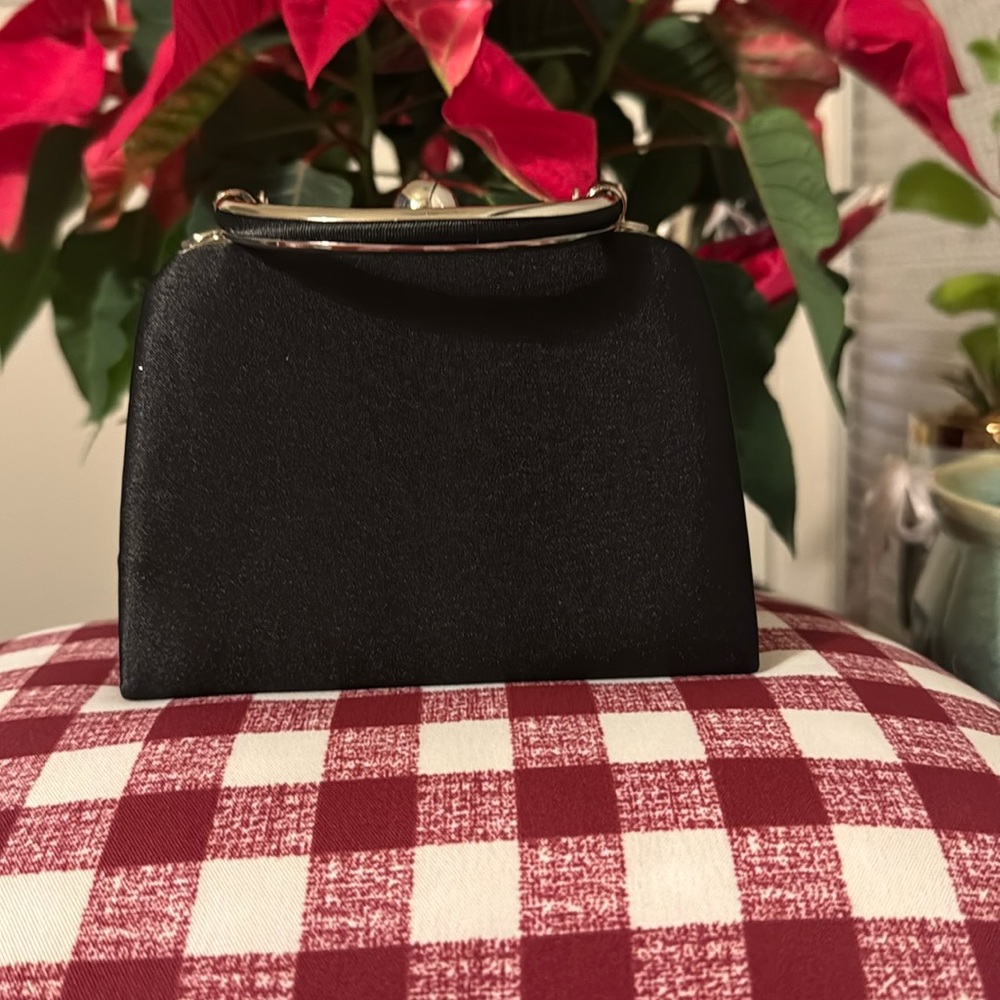A beautiful party black clutch.